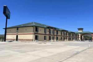 um parque de estacionamento vazio em frente a um edifício em Quality Inn Raton, NM em Raton