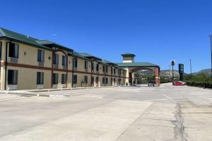 um parque de estacionamento vazio em frente a um edifício em Quality Inn Raton, NM em Raton