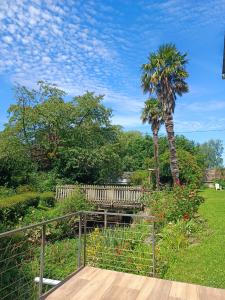 Gîte à côté de " la Java bleue" en bord de rivière के बाहर एक बगीचा