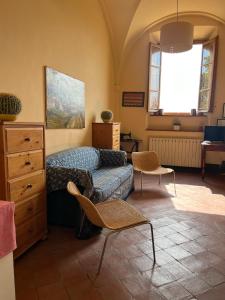 um quarto com uma cama e uma cómoda em Azienda Agricola Fabbrica Di San Martino em Lucca