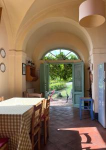 uma sala de jantar com uma mesa e uma porta aberta em Azienda Agricola Fabbrica Di San Martino em Lucca