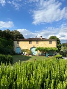 uma casa com um jardim em frente em Azienda Agricola Fabbrica Di San Martino em Lucca