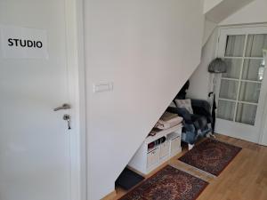 Uma área de estar em Studio apartman Dvori