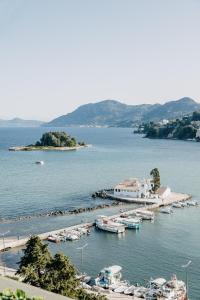 un groupe de bateaux amarrés dans un port dans l'établissement Corfu Holiday Palace, à Corfou