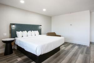 เตียงในห้องที่ Hotel Elev8 Flagstaff I-40 Exit 198 Butler Ave