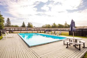 Bazen u objektu Canadas Best Value Inn & Suites-Charlottetown ili u blizini