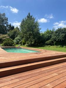 A piscina localizada em Le Cottage ou nos arredores