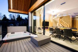 Balkon atau teras di Skyline Villa with terrace jacuzzi and sauna TOP LUX Quality