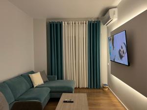 uma sala de estar com um sofá e uma mesa em Jur Apartment em Durrës