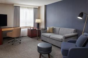 O zonă de relaxare la Residence Inn by Marriott Calgary Airport