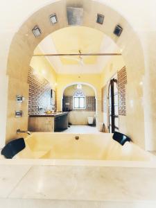 un ampio bagno con una grande vasca in una stanza di Saba Haveli a Jaipur