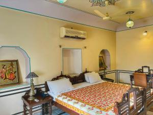 una camera con letto e ventilatore a soffitto di Saba Haveli a Jaipur