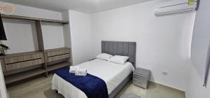 A bed or beds in a room at Domus - Villa Paradise