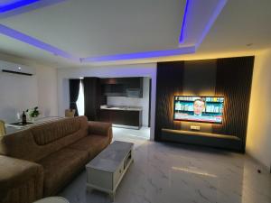 Uma TV ou centro de entretenimento em Carlton Swiss Luxury Residency