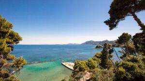 - une vue sur une plage au milieu de l'eau dans l'établissement Corfu Holiday Palace, à Corfou