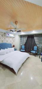 Royal Motel Family Guest House tesisinde bir odada yatak veya yataklar