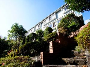 伊东We Home Villa - Jogasaki Onsen - - Vacation STAY 13634v的一座有楼梯的建筑