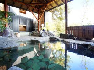 伊东We Home Villa - Jogasaki Onsen - - Vacation STAY 13634v的一座带庭院的房子里的一个水池