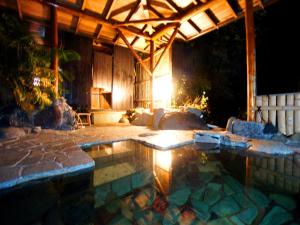 伊东We Home Villa - Jogasaki Onsen - - Vacation STAY 13634v的夜间房子中间的一个游泳池