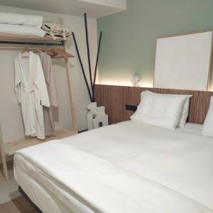 um quarto com duas camas e um cabide de roupas em Contessa Suites em Lefkada Town