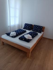 1 dormitorio con 2 camas y almohadas azules en Mon Amour Apartment, en Interlaken