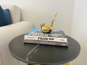 two books on a table with a trophy on top at Apartamento Entero en Pinares Pereira in Pereira