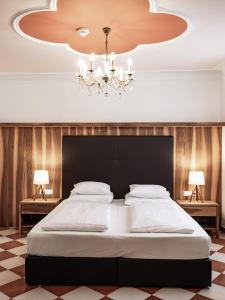 A bed or beds in a room at Romantik Hotel Jagdhof