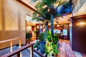 HOTEL ATLANTIS NUMAZU -Adult Only的大堂,在大楼内种植棕榈树和植物