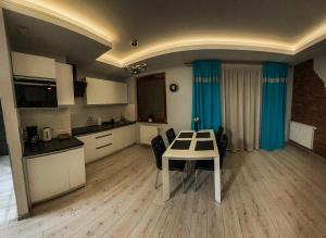 uma cozinha e sala de jantar com mesa e cadeiras em Apartament Lux Gdańsk Nowa Motława em Gdańsk