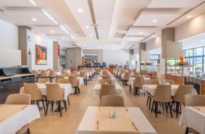 une salle à manger avec des tables et des chaises dans l'établissement Viking Park Hotel, à Kemer