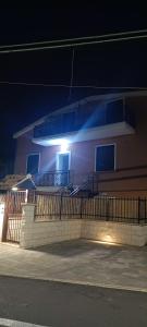 um edifício com uma luz de lado à noite em la mansarda di andrew em Ciampino