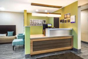 Virtuve vai virtuves zona naktsmītnē Sleep Inn & Suites Salina I-135