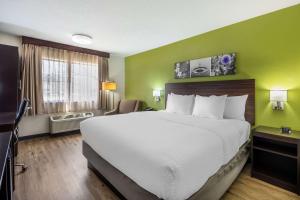 Gulta vai gultas numurā naktsmītnē Sleep Inn & Suites Salina I-135