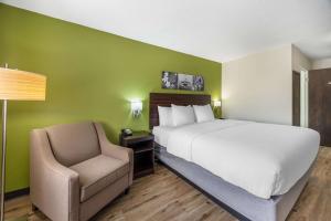 Gulta vai gultas numurā naktsmītnē Sleep Inn & Suites Salina I-135