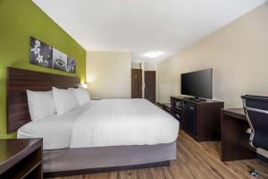 Televizors / izklaižu centrs naktsmītnē Sleep Inn & Suites Salina I-135