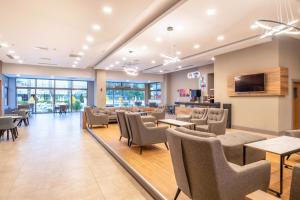 une salle d'attente dans un hôpital avec des tables et des chaises dans l'établissement Viking Park Hotel, à Kemer