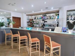 een bar met stoelen en een bar in een restaurant bij Hotel Datini in Prato