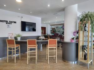 een bar in een restaurant met stoelen en een bar bij Hotel Datini in Prato