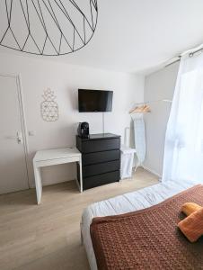 เตียงในห้องที่ Studio cosy tout équipé proche de Genève