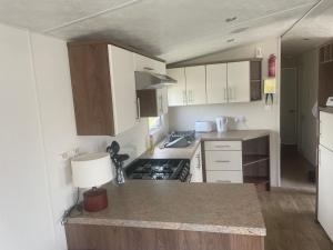 Dapur atau dapur kecil di Modern 2017 model Delta Sienna static caravan in Clarach Bay