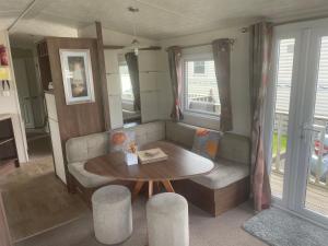 Area tempat duduk di Modern 2017 model Delta Sienna static caravan in Clarach Bay