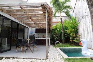 Garden sa labas ng Bungalow Villa with Private Pool near Canggu