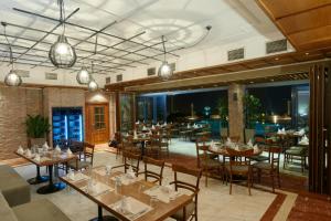 A restaurant or other place to eat at Royal Hotel Thessaloniki