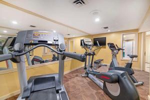 Fitnesa centrs un/vai fitnesa iespējas naktsmītnē Best Western Inn & Suites Rutland-Killington