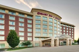 CascadeにあるDrury Inn & Suites Grand Rapidsの建物の表示