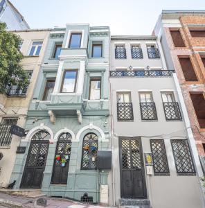 an apartment building in san francisco at Calanthe Residence in Istanbul