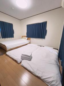 A bed or beds in a room at 大和戸建