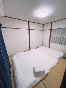 A bed or beds in a room at 大和戸建