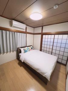 A bed or beds in a room at 大和戸建