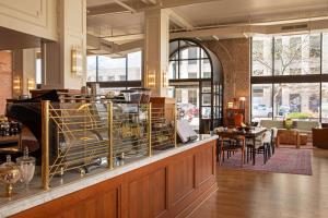 Restaurant o un lloc per menjar a The Mining Exchange